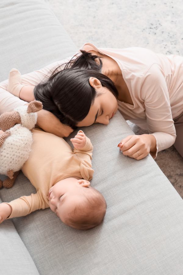 Post-partum et premiers mois avec bébé : symptômes physiques et émotionnels