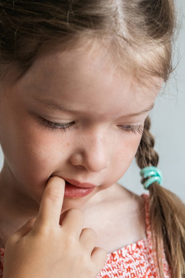 Petite fille qui se ronge les ongles, comment arrêter de se ronger les ongles ?