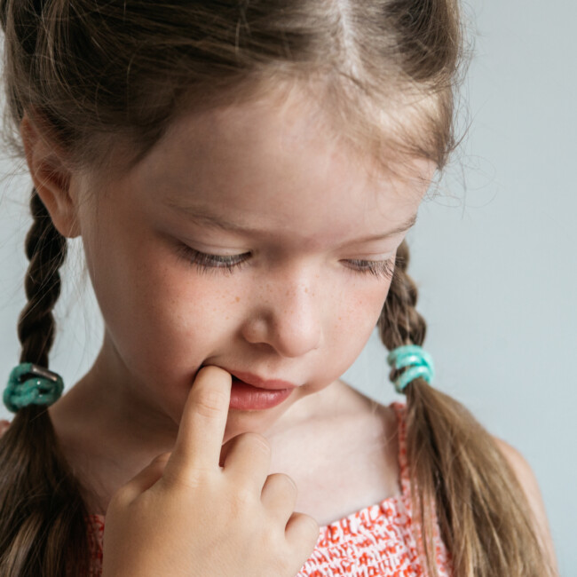 Petite fille qui se ronge les ongles, comment arrêter de se ronger les ongles ?